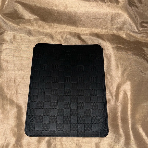 Louis Vuitton iPad Sleeve - Picture 9 of 11